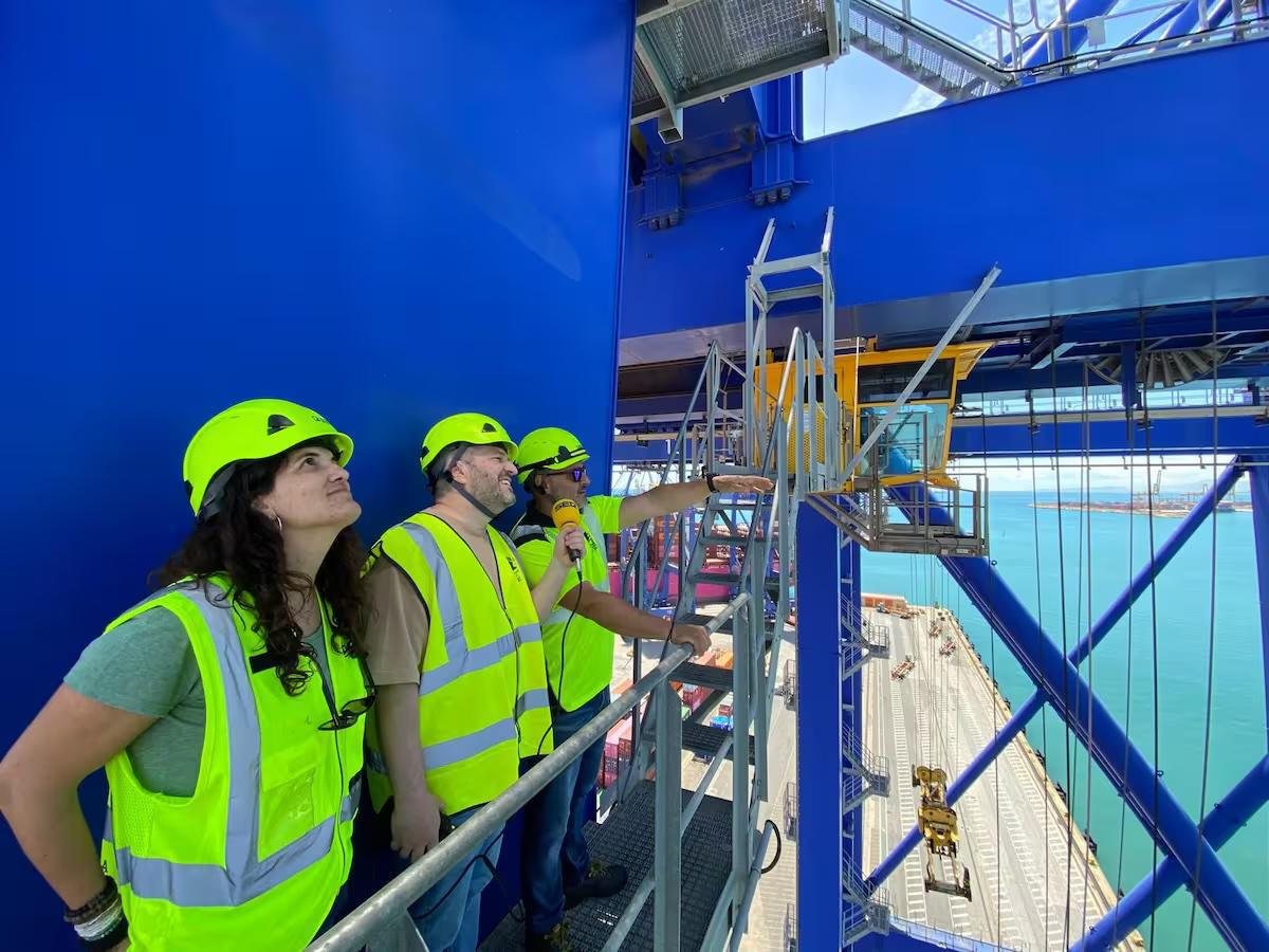 Los estibadores del Puerto de Valencia: "Tenemos un trabajo de alto riesgo. El más mínimo fallo te puede costar la vida" Los estibadores del Puerto de Valencia: "Tenemos un trabajo de alto riesgo. El más mínimo fallo te puede costar la vida"