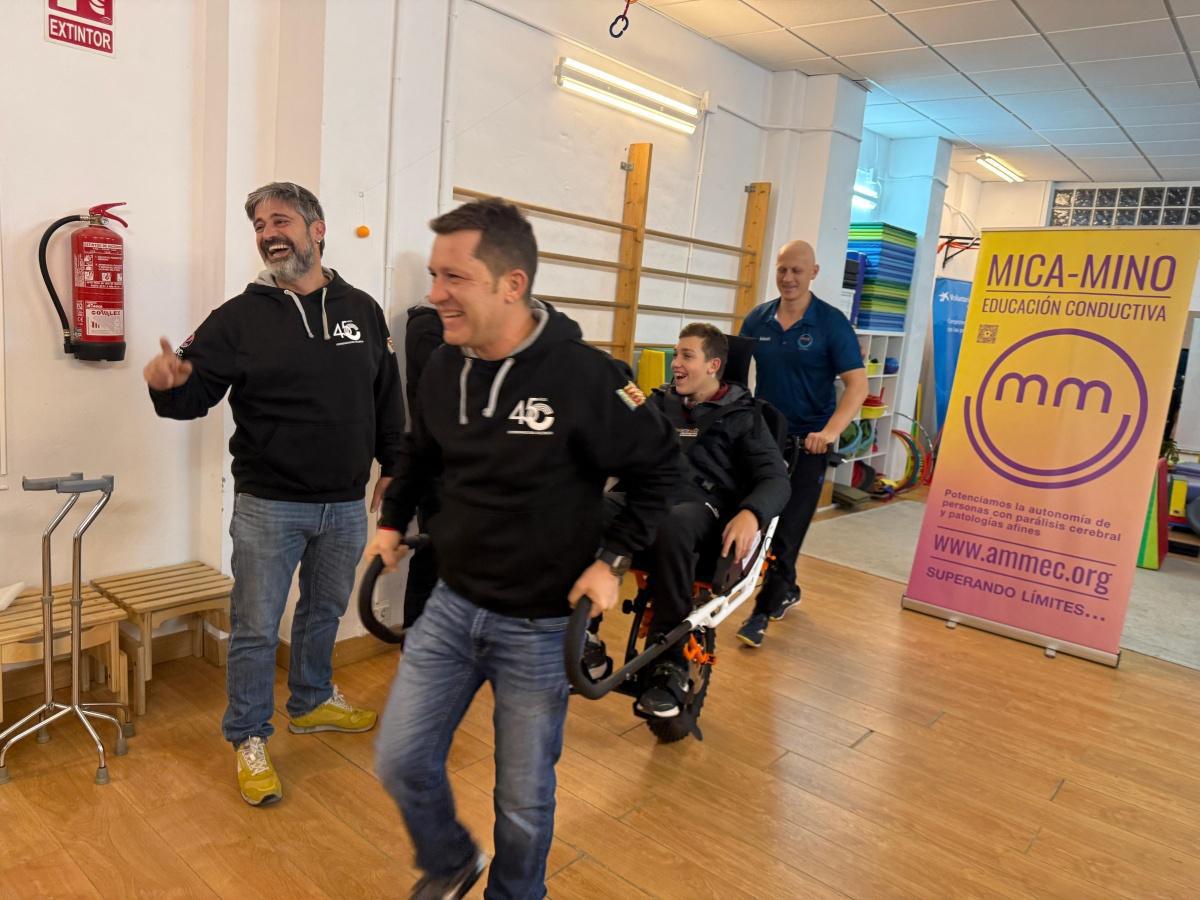 Coordinadora Solidaria Valencia dona una silla de ruedas para montaña Coordinadora Solidaria Valencia dona una silla de ruedas para montaña