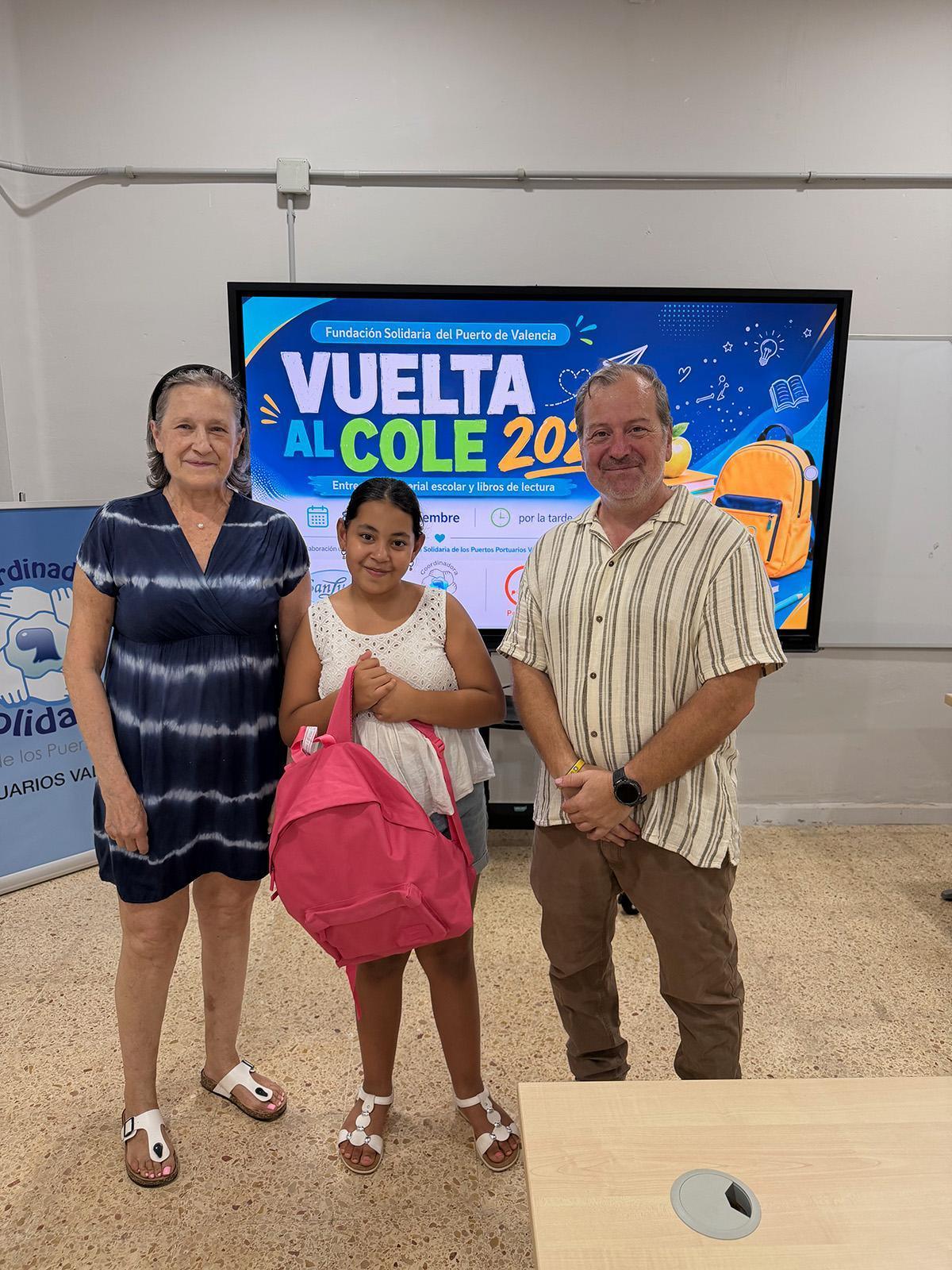 Coordinadora Solidaria Valencia entrega material escolar a 120 menores