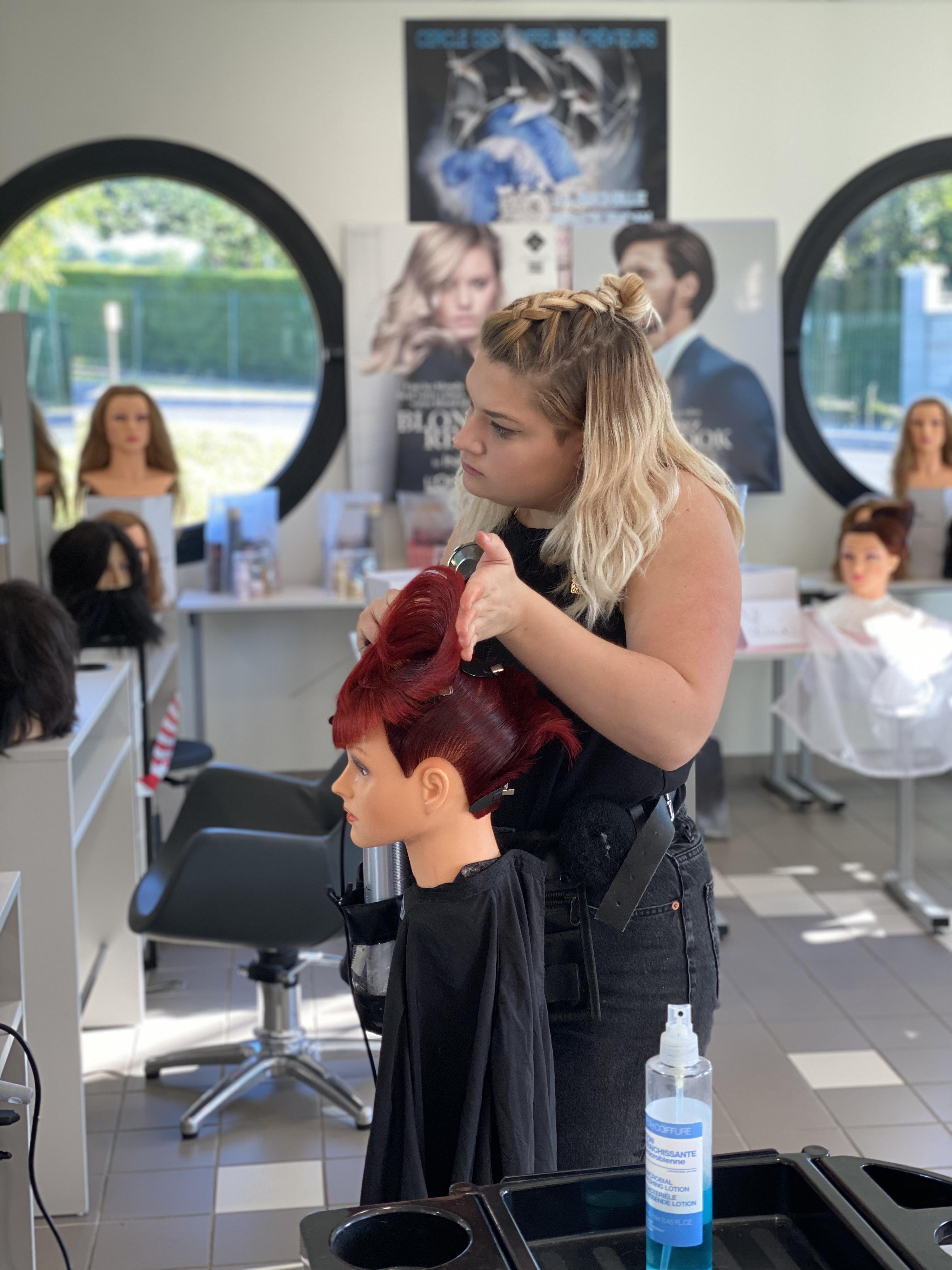Olympiades Des Metiers Coiffure Chloe Javerliac Et Lucie Leglise Sur Le Podium