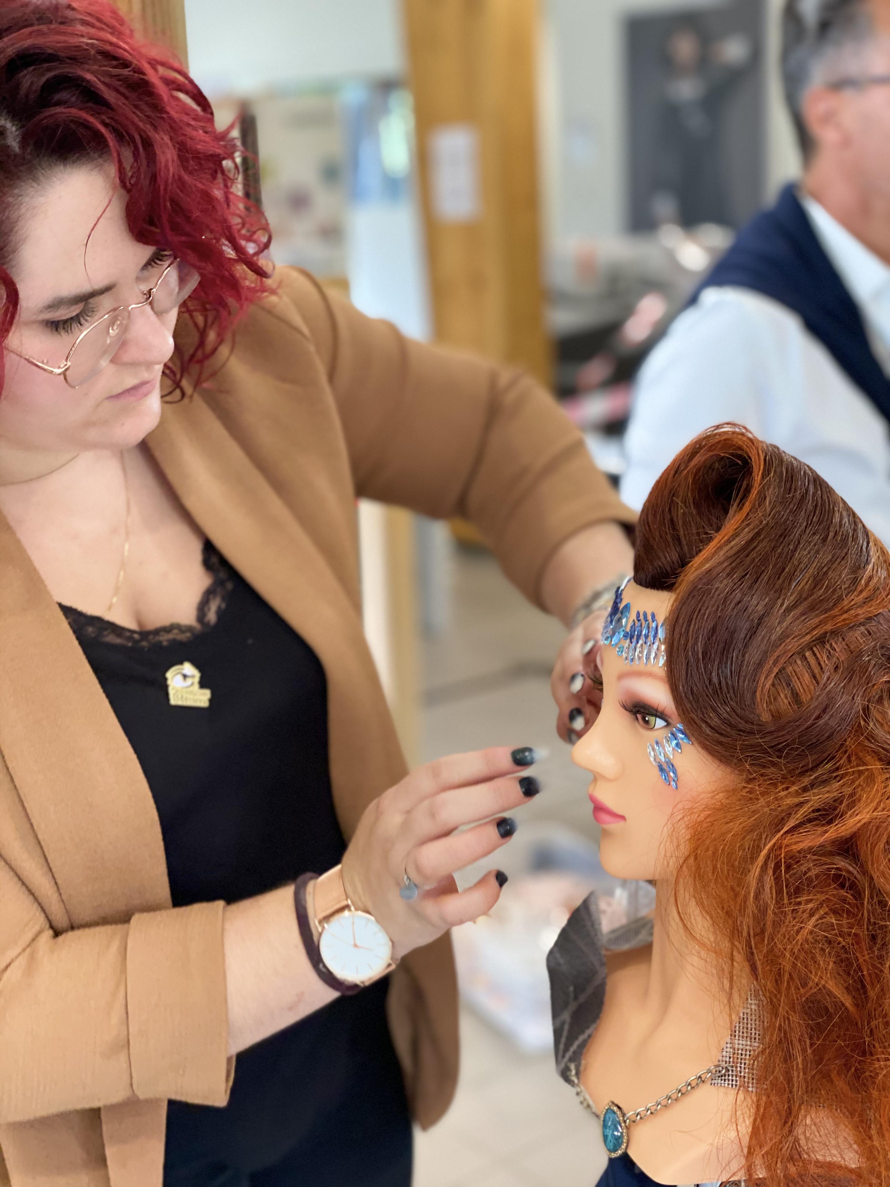 Olympiades Des Metiers Coiffure Chloe Javerliac Et Lucie Leglise Sur Le Podium