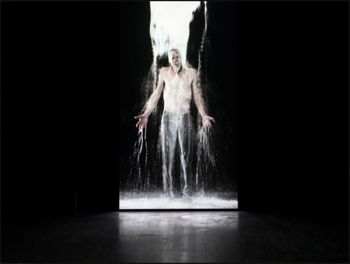 بيل فيولا: رائد الفن الرقمي الذي غيّر وجه الفن المعاصر بيل فيولا: رائد الفن الرقمي الذي غيّر وجه الفن المعاصر