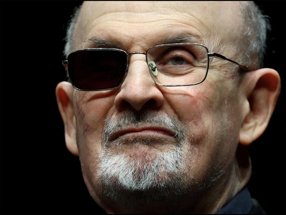 سلمان رشدي يكسر صمته: شهادة مؤثرة تروي تفاصيل لحظات الاعتداء المروعة