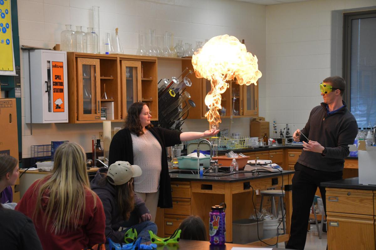 Emanuel 8th Grade Visits the FVL Science Lab