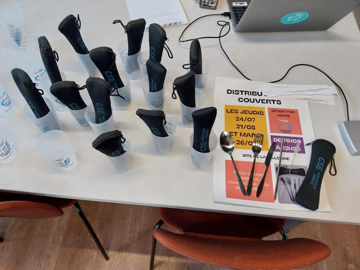 Distribution de couverts à la Billone
