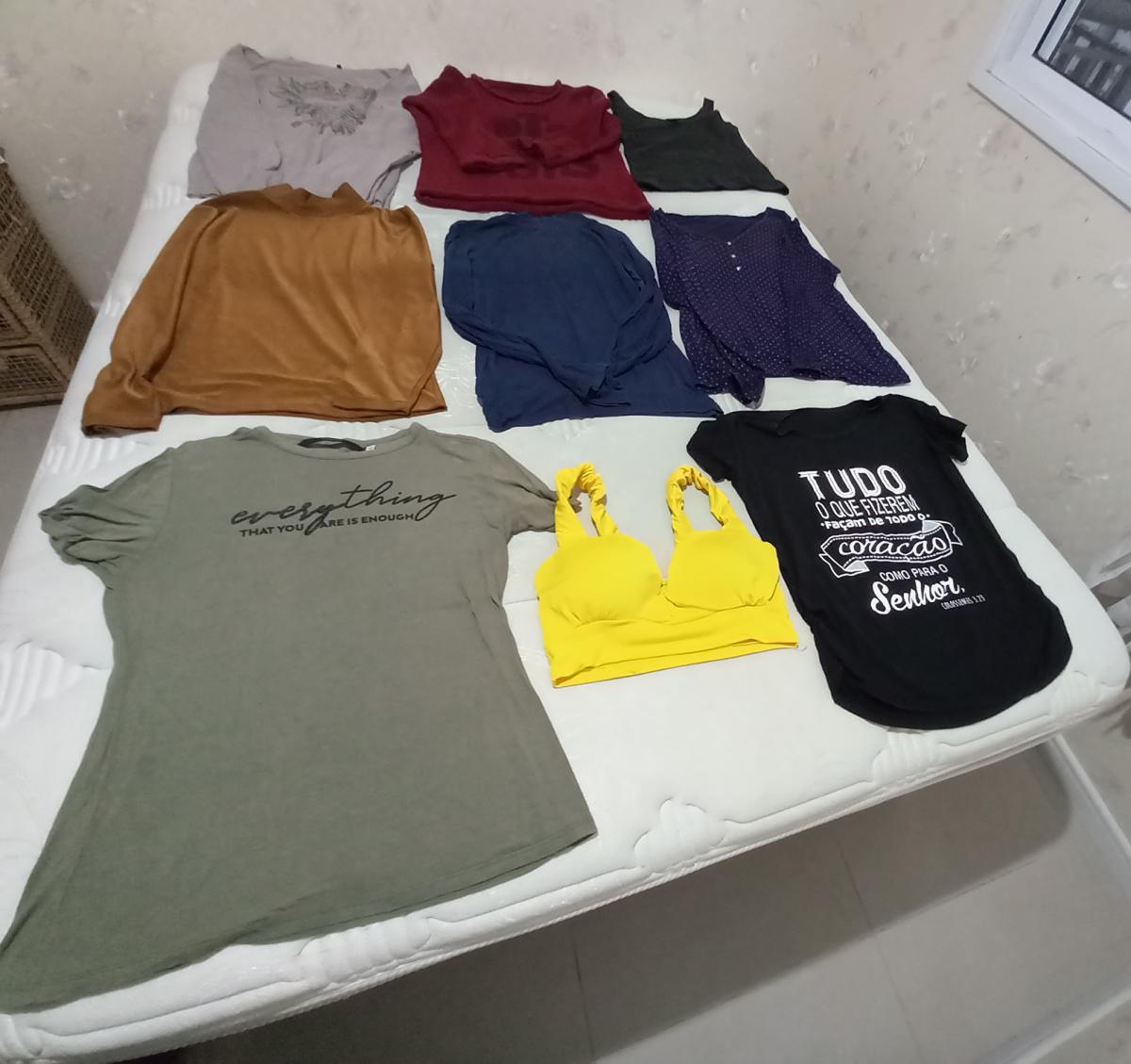 lote com 40 peças de roupas 