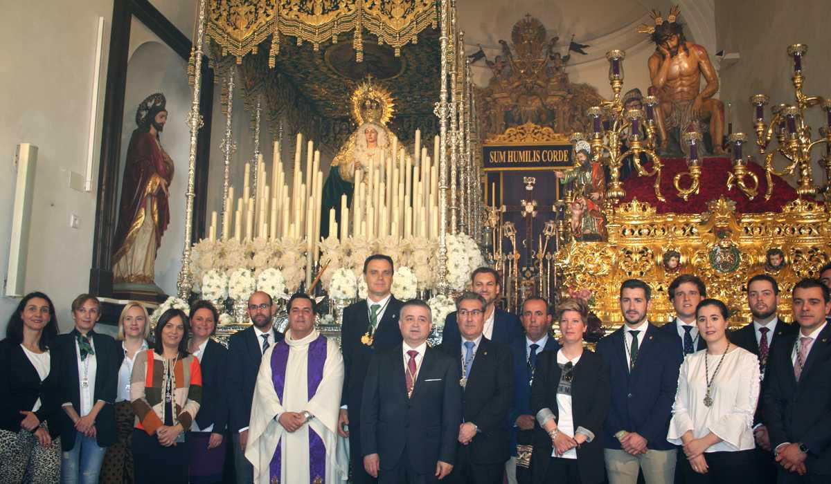 El Alcalde hace entrega del Bastón de Mando a la Virgen de la Victoria