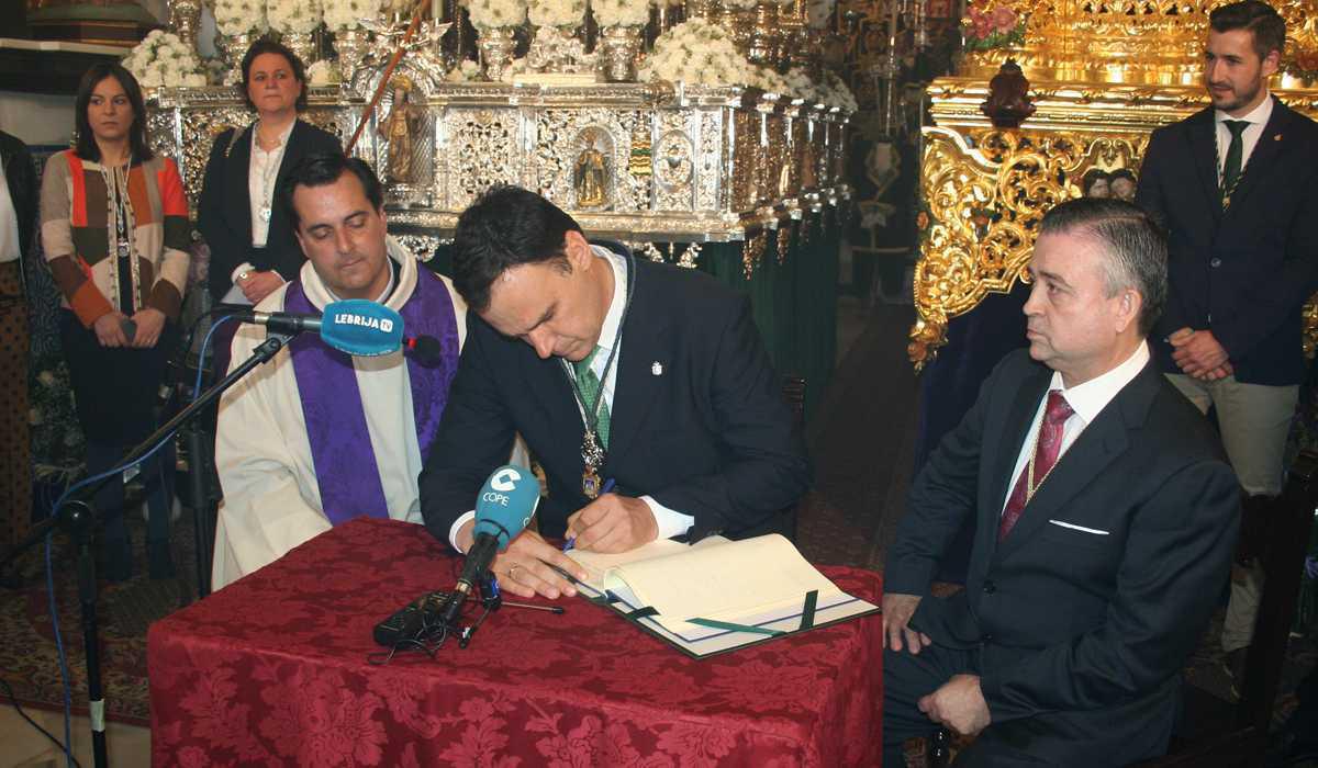 El Alcalde hace entrega del Bastón de Mando a la Virgen de la Victoria