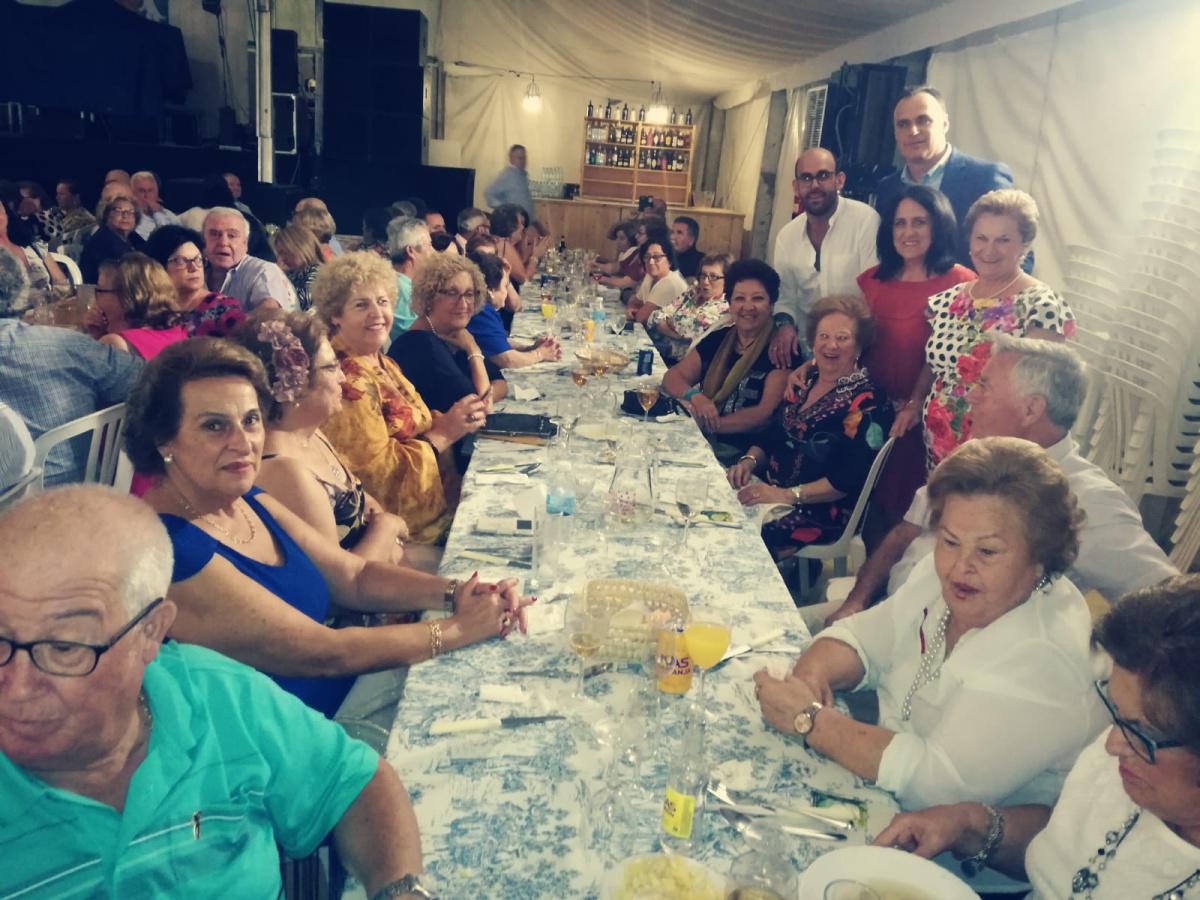 Alegría y buen ambiente en la tradicional cena de homenaje a las personas mayores