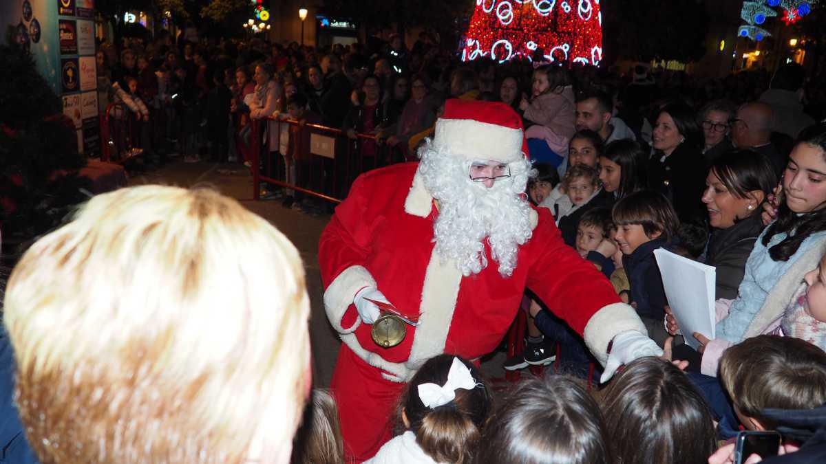 Miles de personas disfrutaron ayer de la carroza de Papa Noel