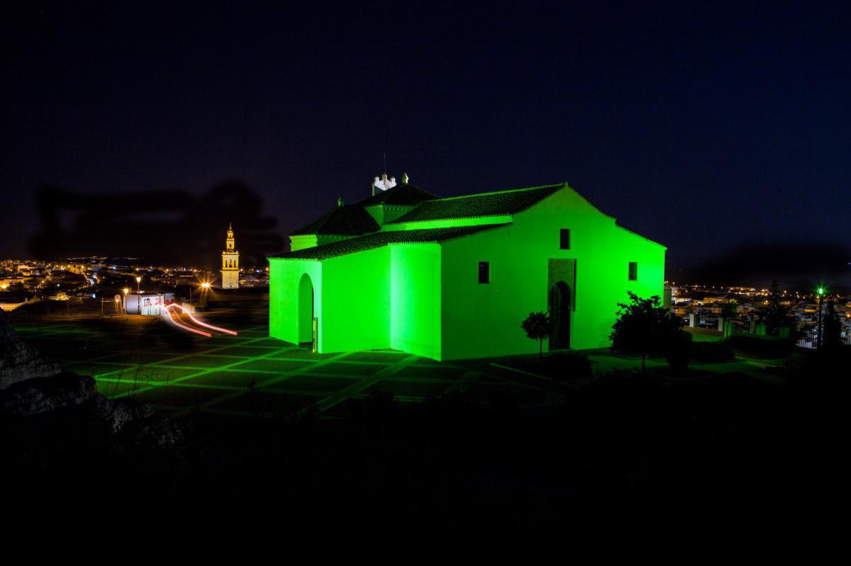El Castillo también se ilumina de verde esperanza en homenaje a las personas enfermas de coronavirus