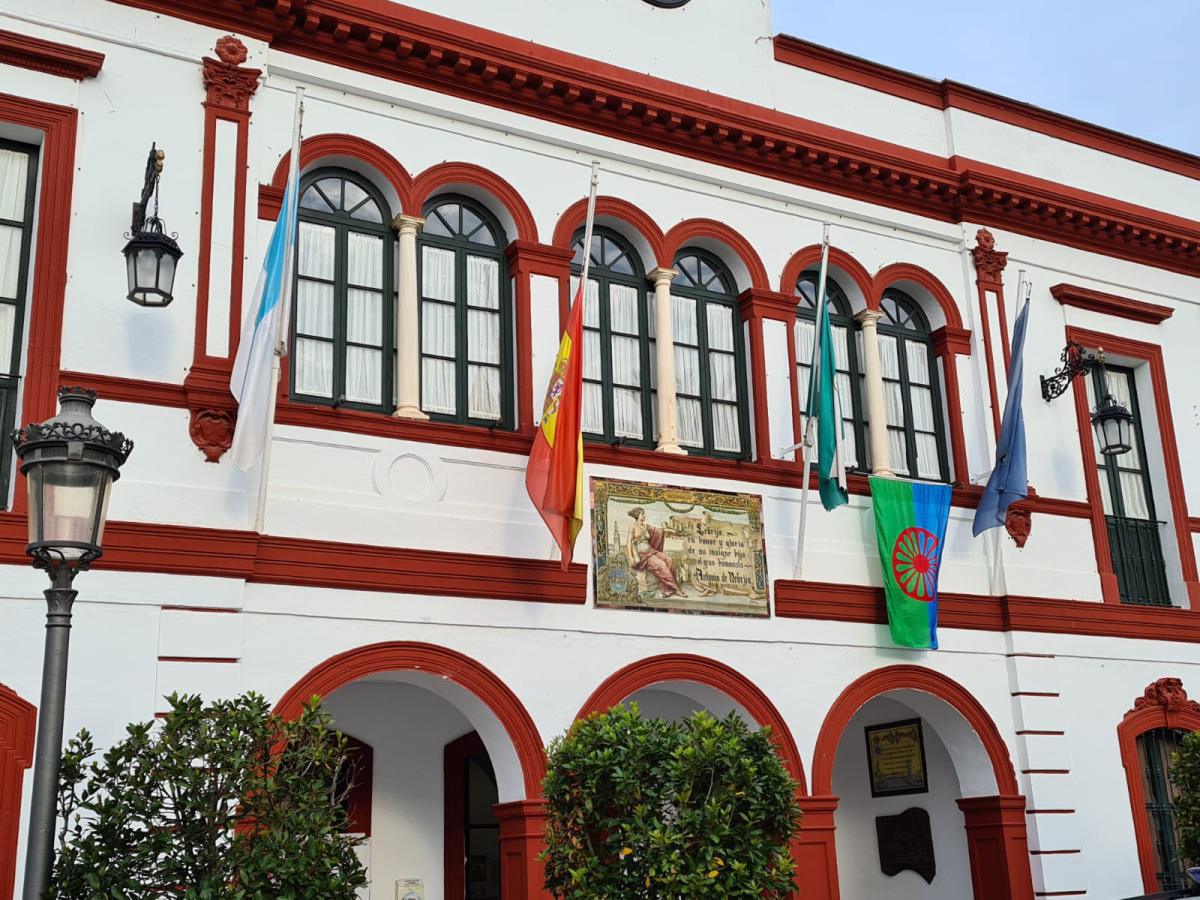 La bandera del pueblo gitano ondea en la rontonda de Pedro Bacán, en el Ayuntamiento y en la Casa de la Cultura