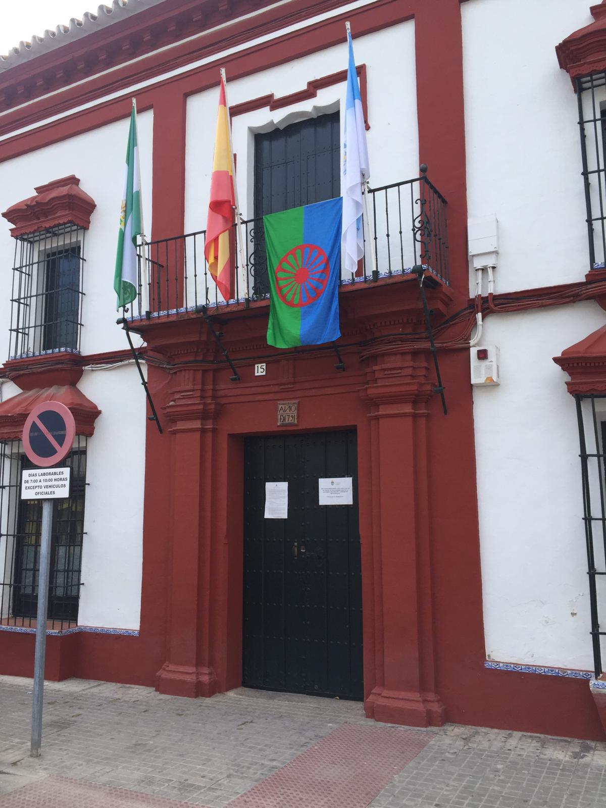 La bandera del pueblo gitano ondea en la rontonda de Pedro Bacán, en el Ayuntamiento y en la Casa de la Cultura