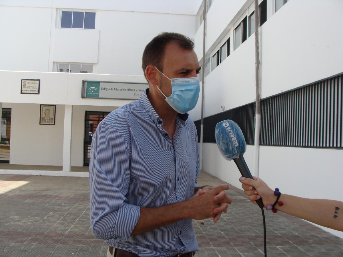 Visita al CEIP Blas Infante para comprobar los trabajos de pintado del edificio