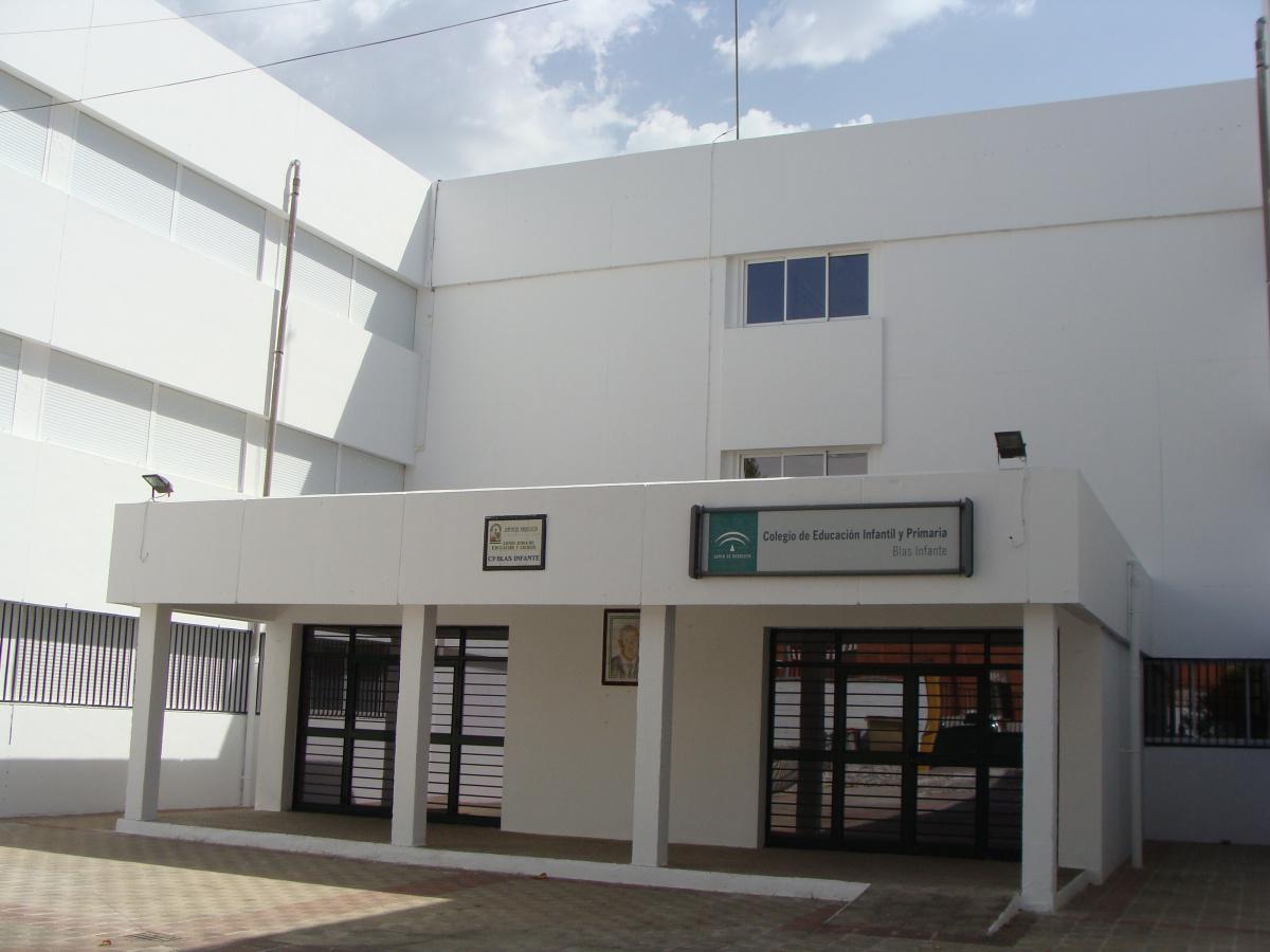 Visita al CEIP Blas Infante para comprobar los trabajos de pintado del edificio