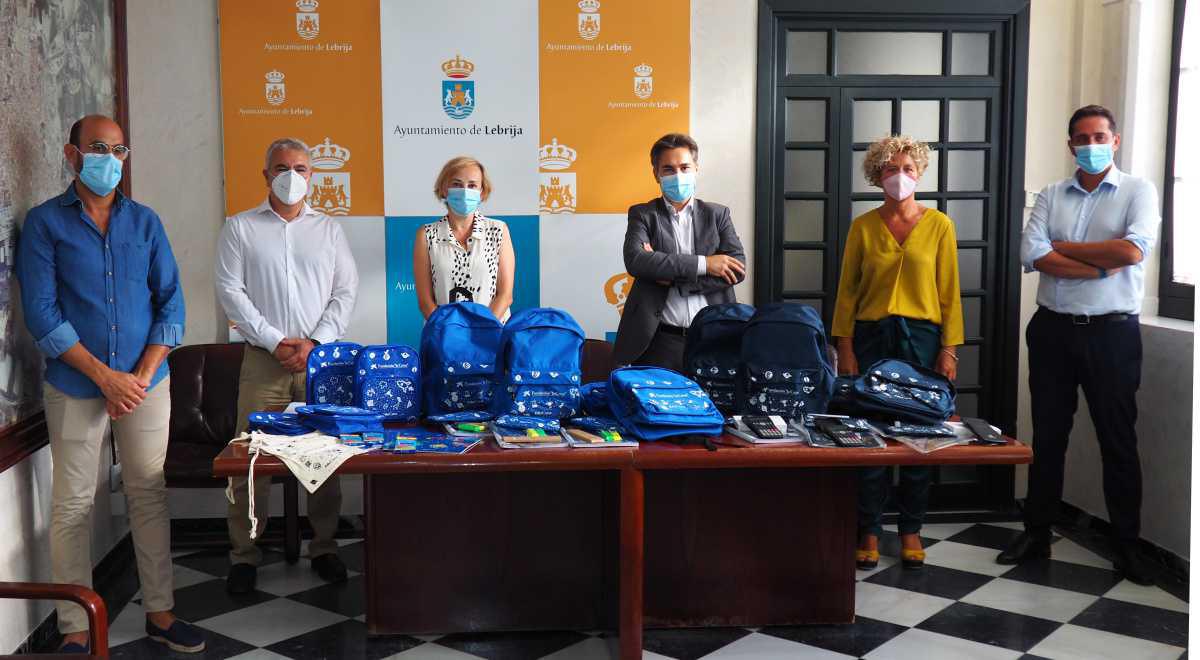 El Ayuntamiento de Lebrija reparte 395 kits con material escolar a familias en riesgo de exclusión social