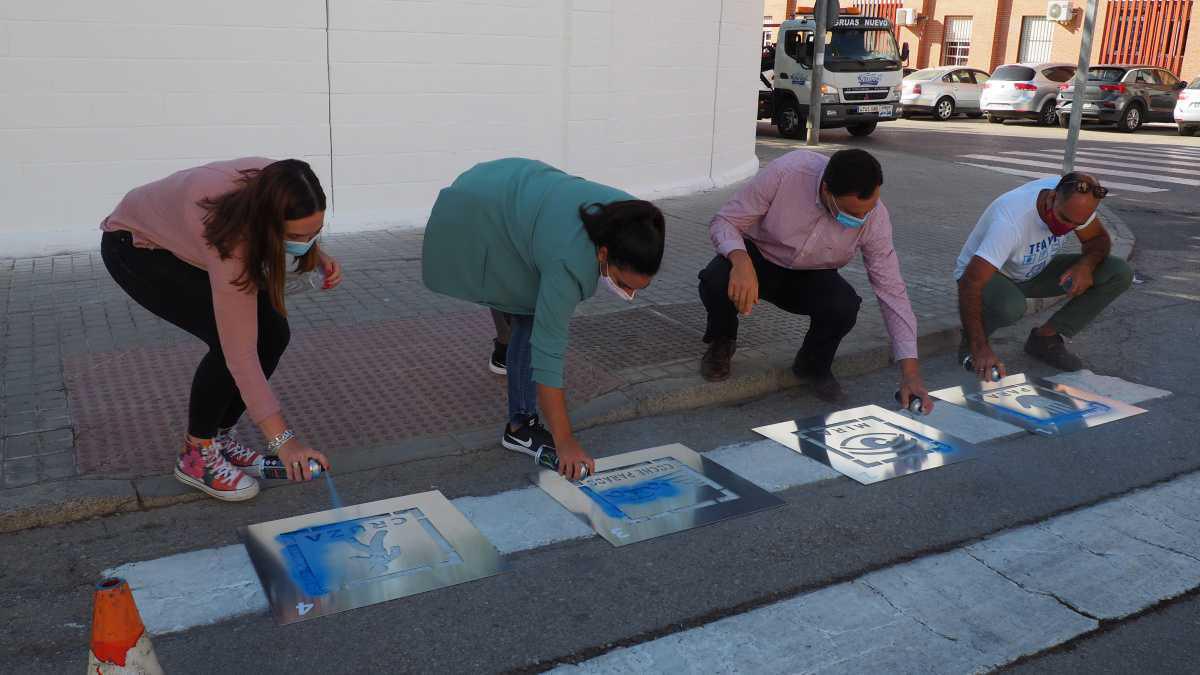 El Ayuntamiento hace accesible cognitivamente los pasos de peatones con el pintado de una secuencia de pictogramas
