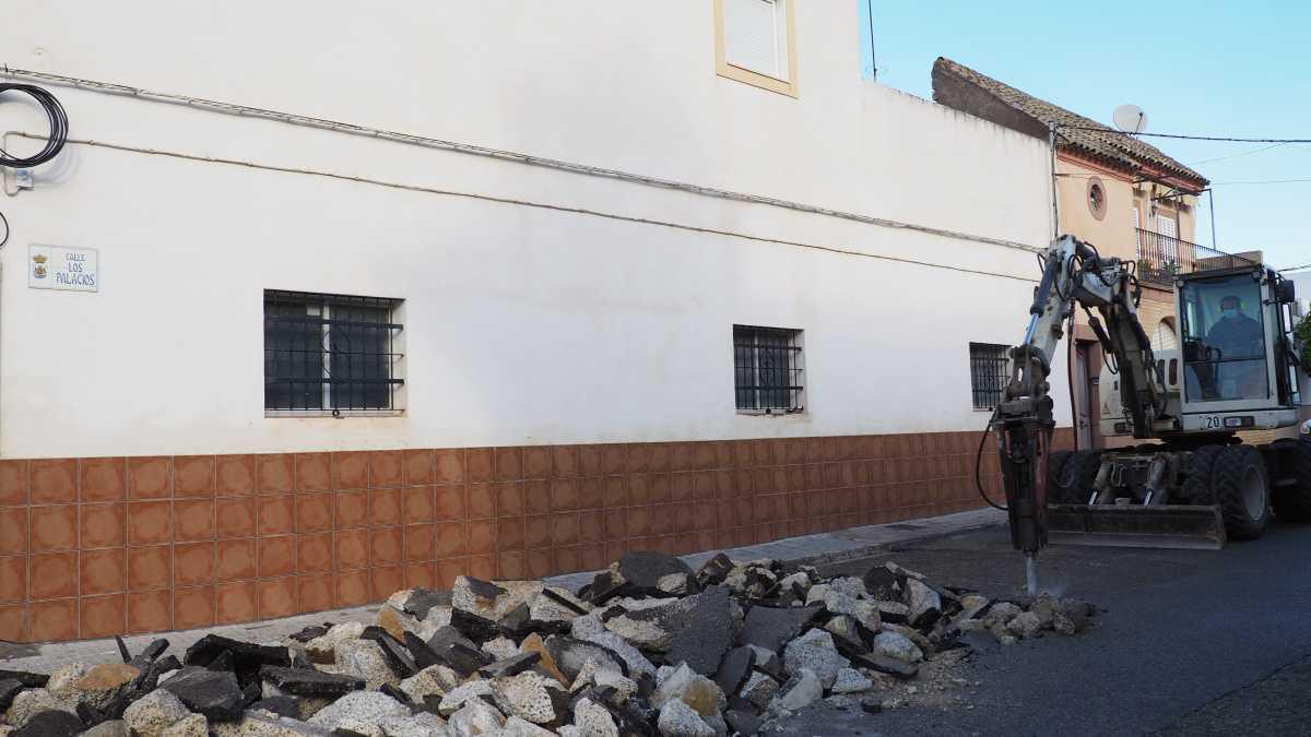 El Ayuntamiento invierte más de 300.000 euros en las obras de mejora de las calles Debla y Los Palacios
