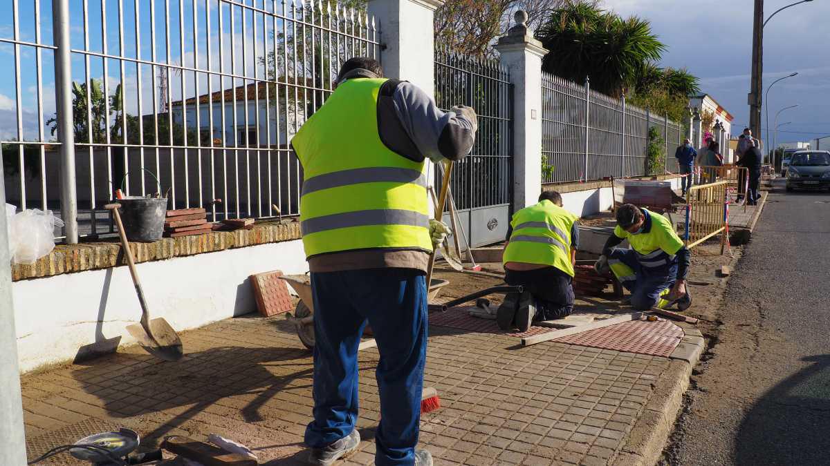 El Ayuntamiento invierte 137.000 euros en un proyecto de mejora accesibilidad en Barrios de Lebrija