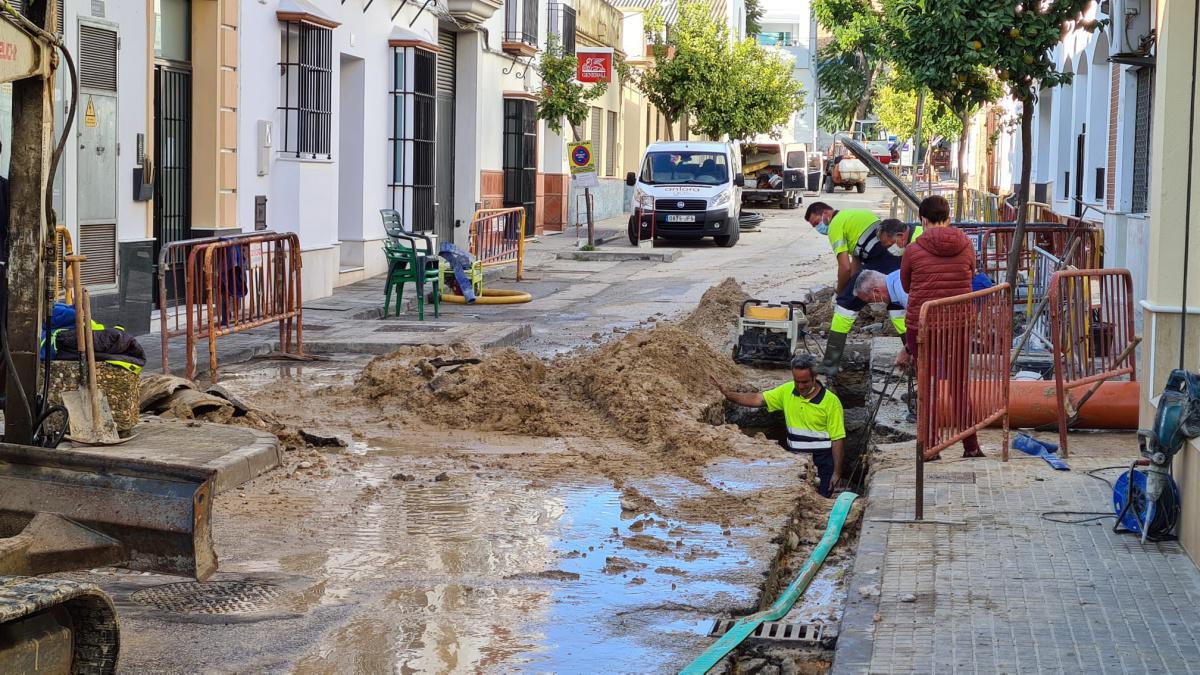 Incidencia: Se produce una rotura de una tubería de agua potable en la Calle Párroco Manuel Maestre