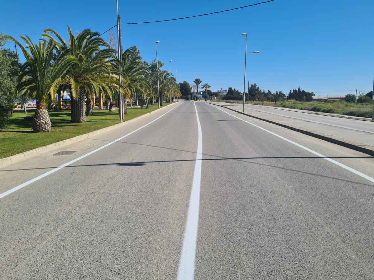 El Ayuntamiento mejora la visibilidad de los pasos de peatones y de la señalización horizontal por distintas calles y avenidas de Lebrija