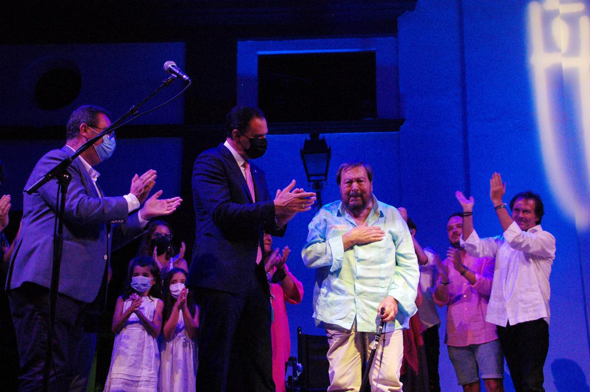 Un emocionado Pedro Peña recibió el pasado sábado el Caracol de Oro de la 56 Caracolá Lebrijana