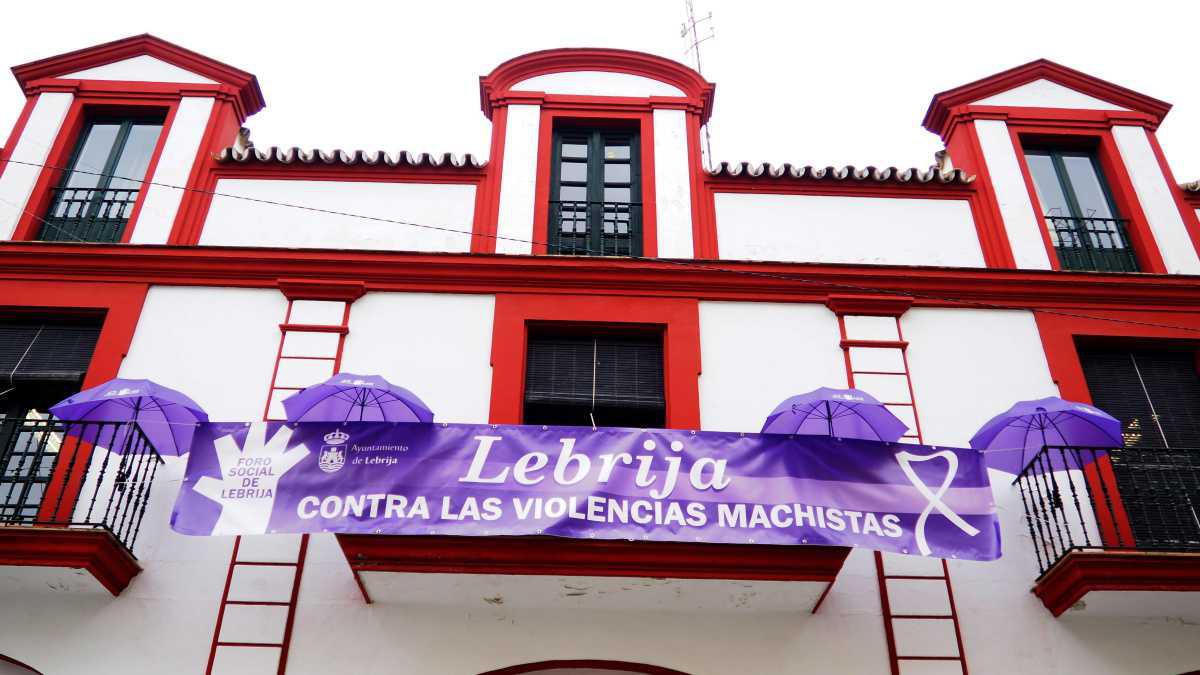 El Ayuntamiento instala señales violetas contra la violencia de género