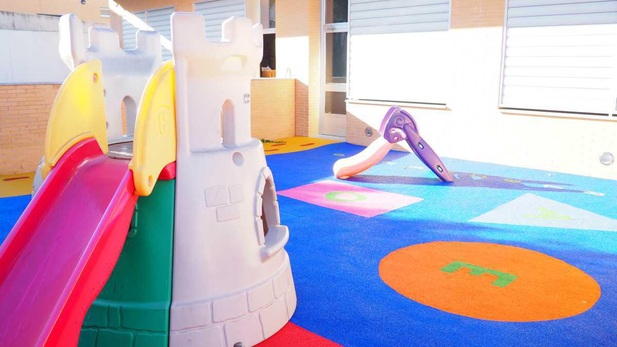 El Ayuntamiento sustituye el pavimento del patio de Educación Infantil del CEIP Nebrixa El Ayuntamiento sustituye el pavimento del patio de Educación Infantil del CEIP Nebrixa