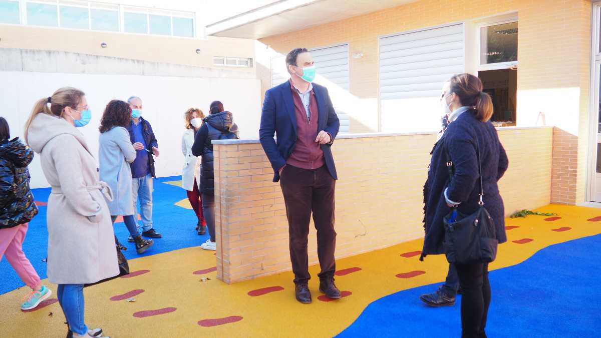 El Ayuntamiento sustituye el pavimento del patio de Educación Infantil del CEIP Nebrixa