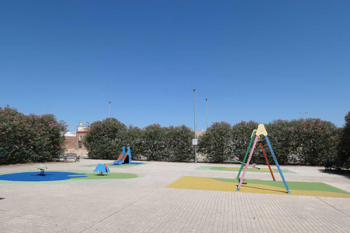El Ayuntamiento continúa con las obras de mejora de parques infantiles y espacios públicos