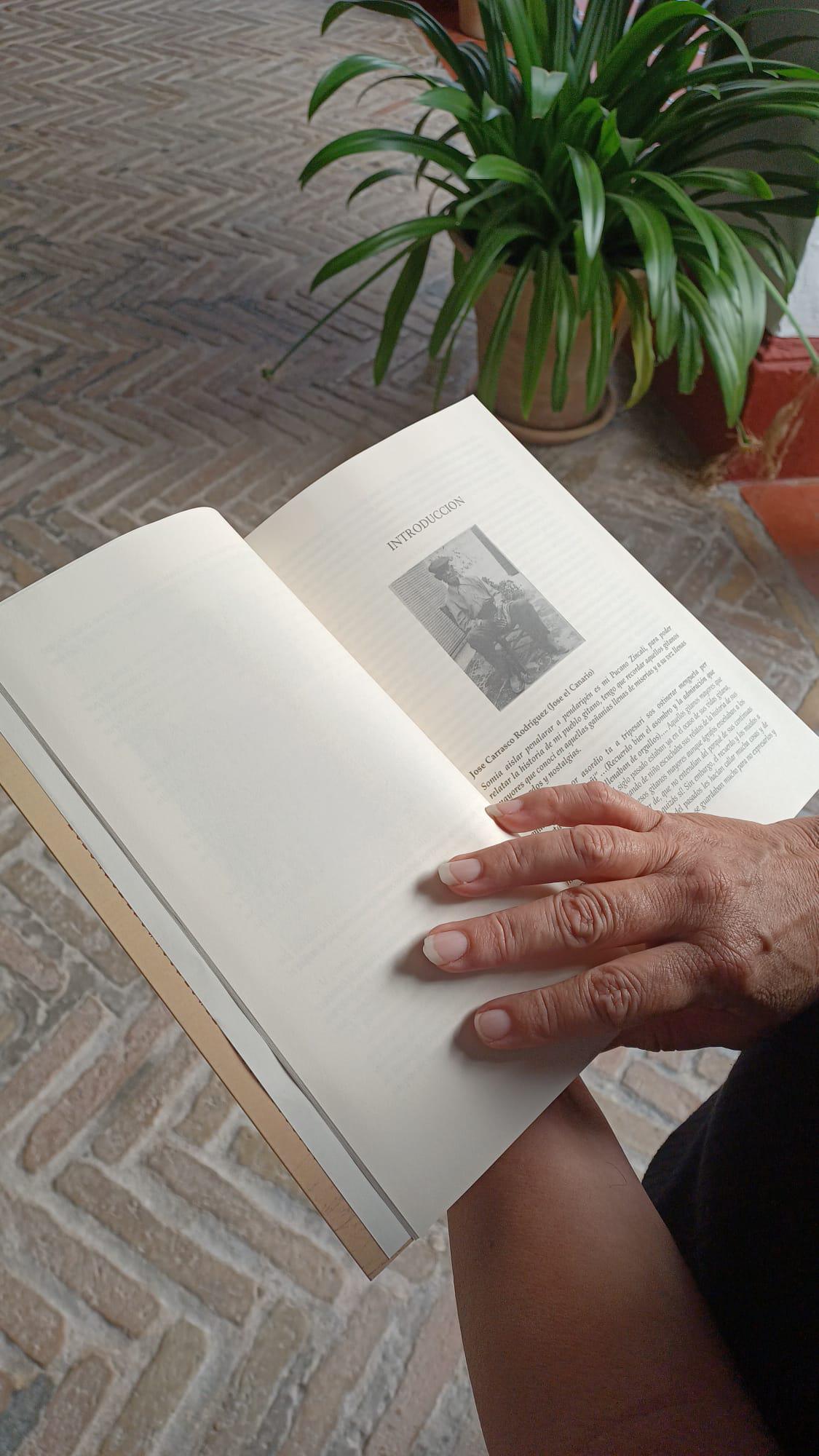 Diego Carrasco presenta en Lebrija su libro "La historia de los apellidos del pueblo gitano de Lebrija en los siglos XV - XX"