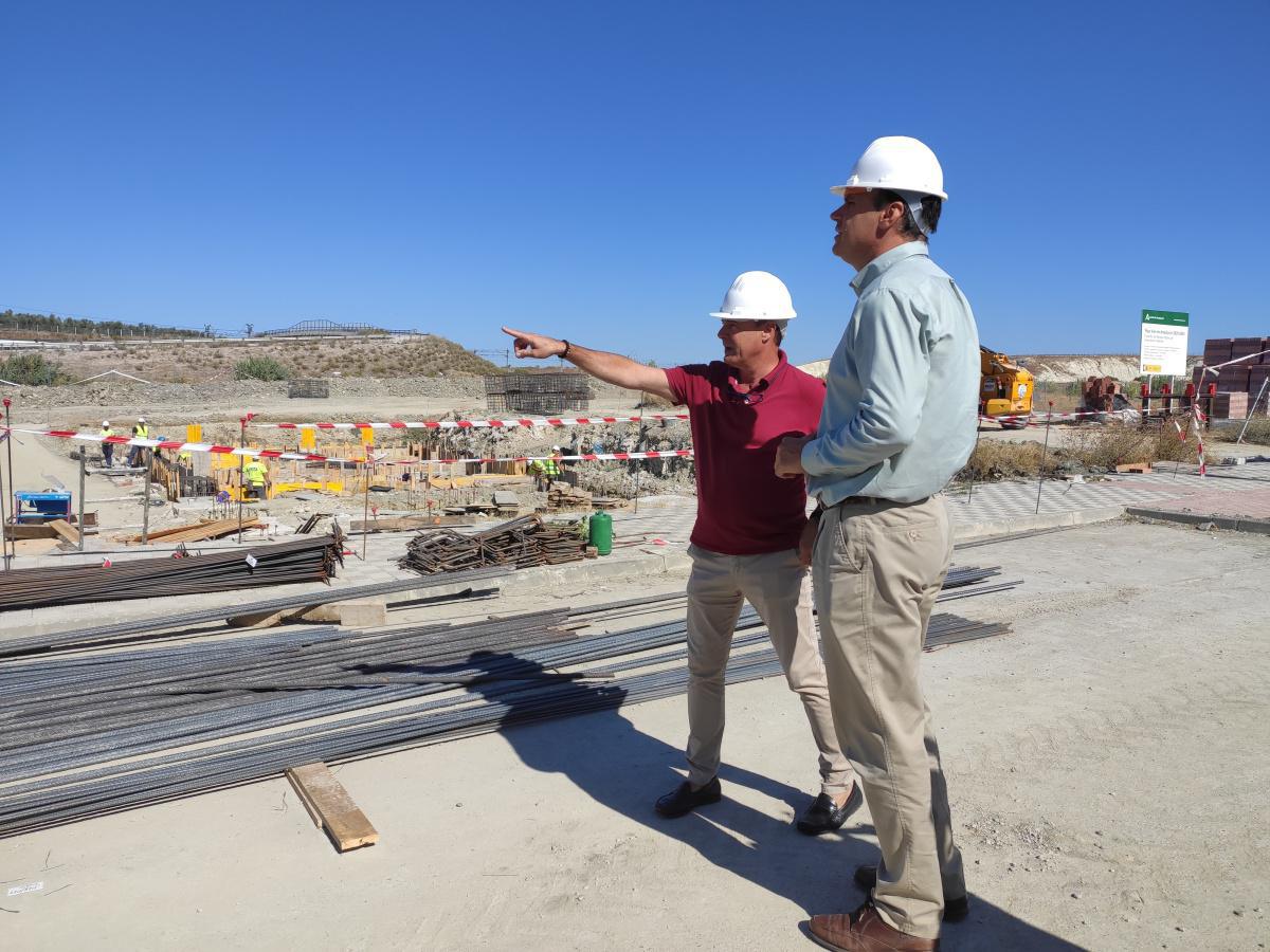 El alcalde visita la obra de construcción de la promoción de 45 viviendas en calle Caleta