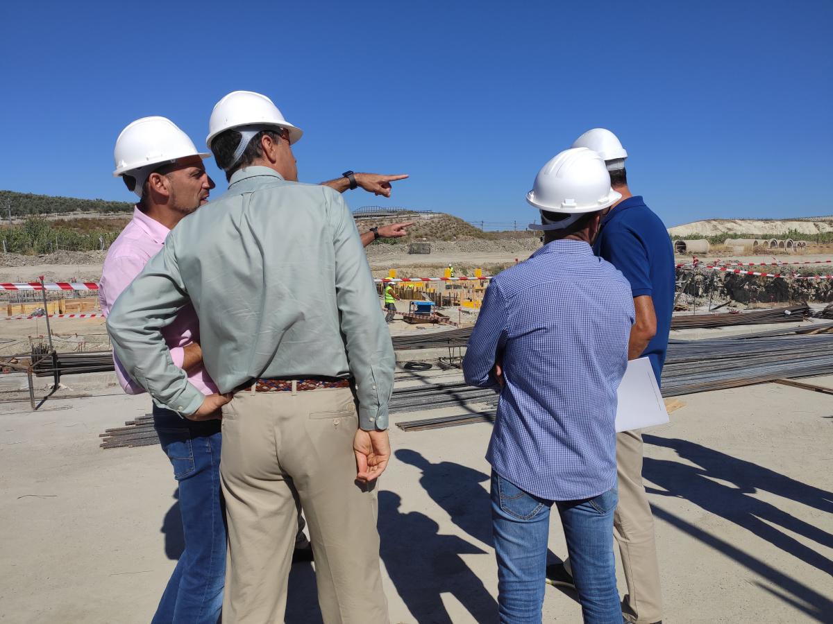 El alcalde visita la obra de construcción de la promoción de 45 viviendas en calle Caleta
