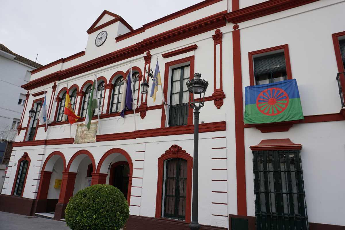 La bandera del pueblo gitano ondea en las fachadas del Ayuntamiento y de la Casa de la Cultura con motivo del Día Andaluz del Pueblo Gitano
