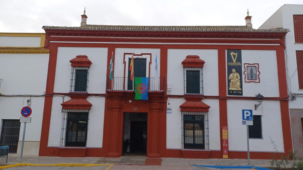 La bandera del pueblo gitano ondea en las fachadas del Ayuntamiento y de la Casa de la Cultura con motivo del Día Andaluz del Pueblo Gitano