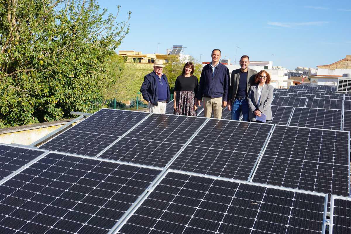 El Ayuntamiento instala placas fotovoltaicas en los colegios José Cortines Pacheco, Blas Infante y El Recreo para conseguir ahorros en la factura eléctrica
