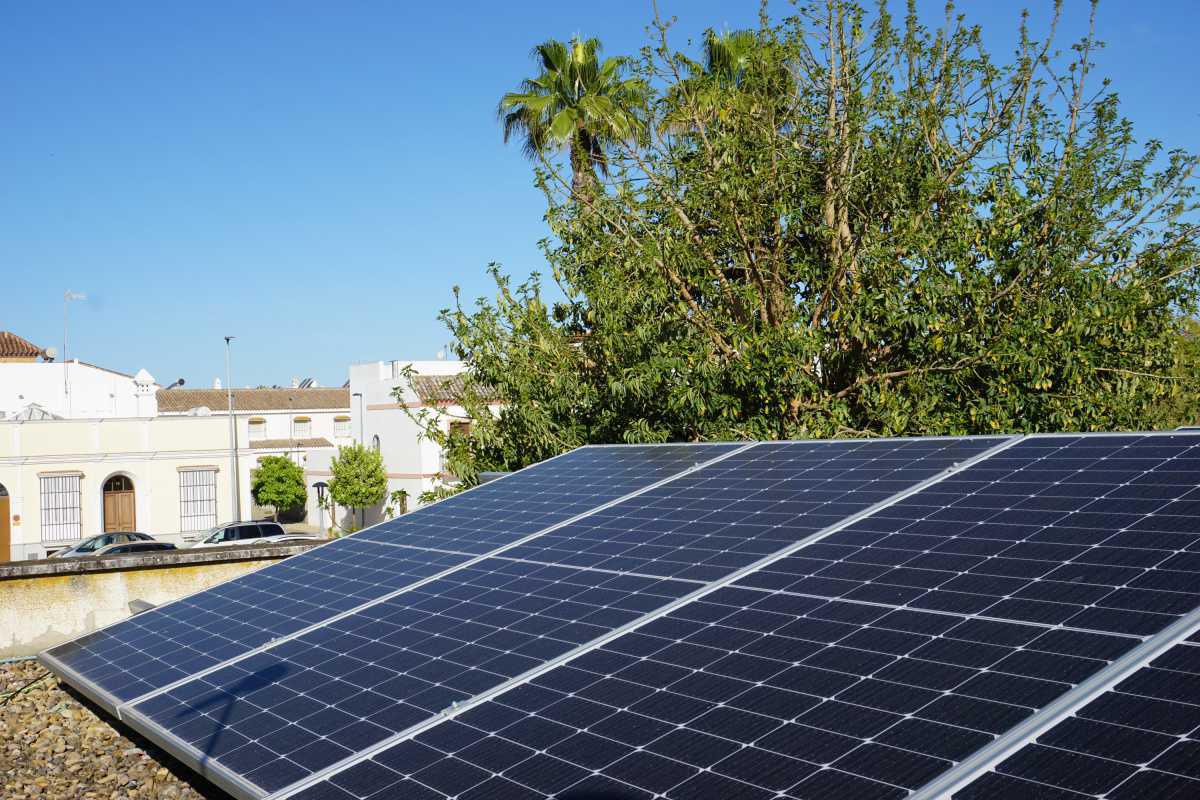 El Ayuntamiento instala placas fotovoltaicas en los colegios José Cortines Pacheco, Blas Infante y El Recreo para conseguir ahorros en la factura eléctrica