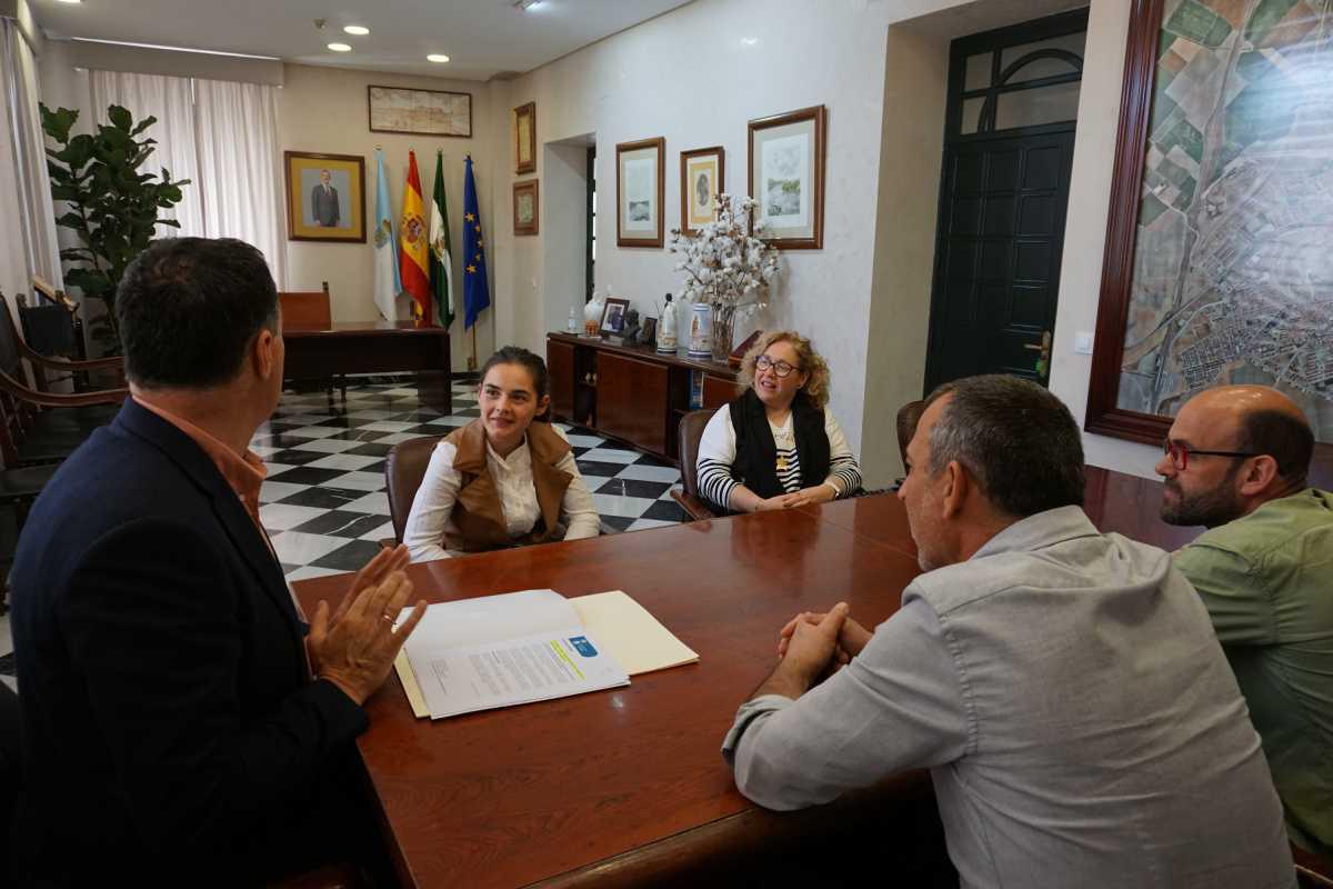 El alcalde recibe a María Jesús Armario, campeona de la II Copa de Andalucía de Doma Vaquera