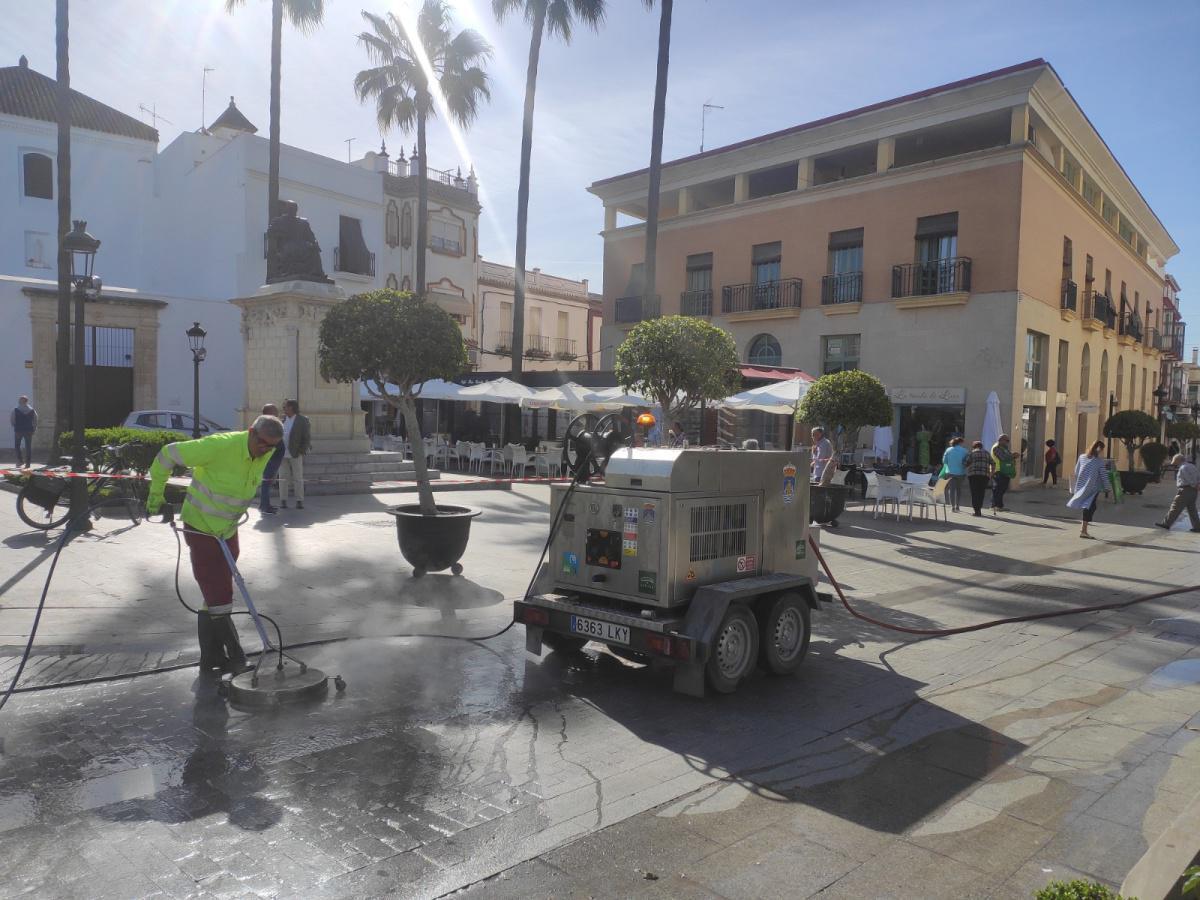 Inmuvisa lleva a cabo las tareas de limpieza y retirada de cera del pavimento, tras la celebración de la Semana Santa