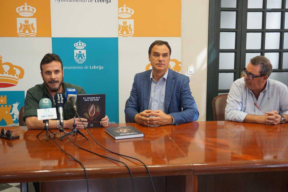 El lebrijano Domi Vélez publica su primer libro “El mejor pan del mundo”
