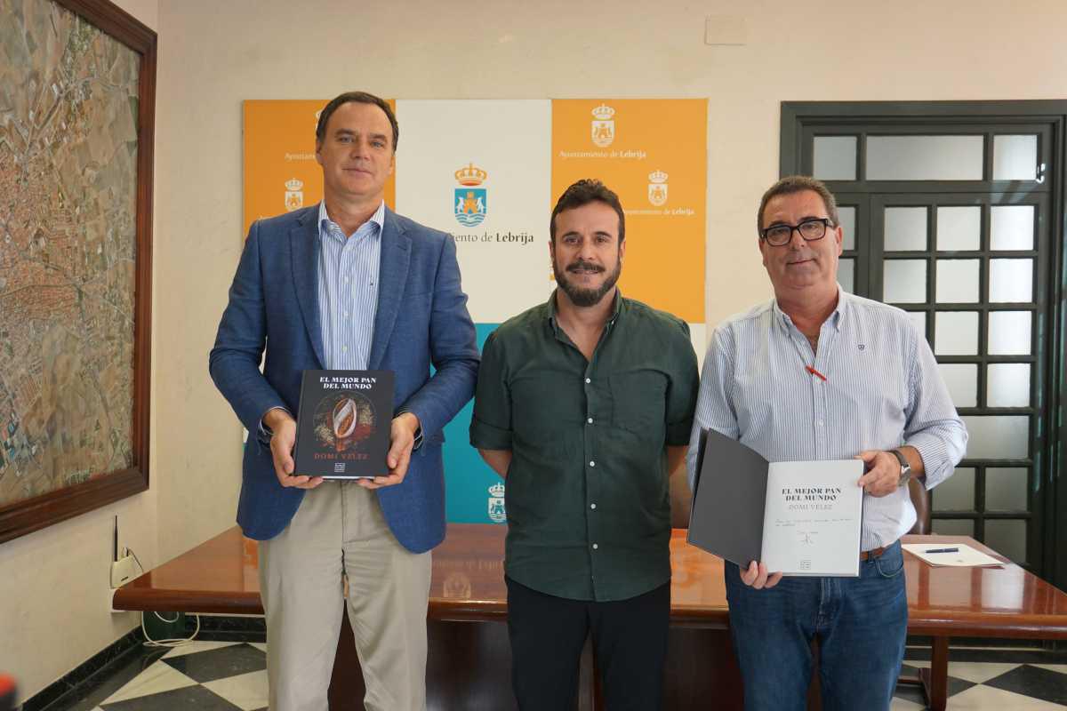 El lebrijano Domi Vélez publica su primer libro “El mejor pan del mundo”