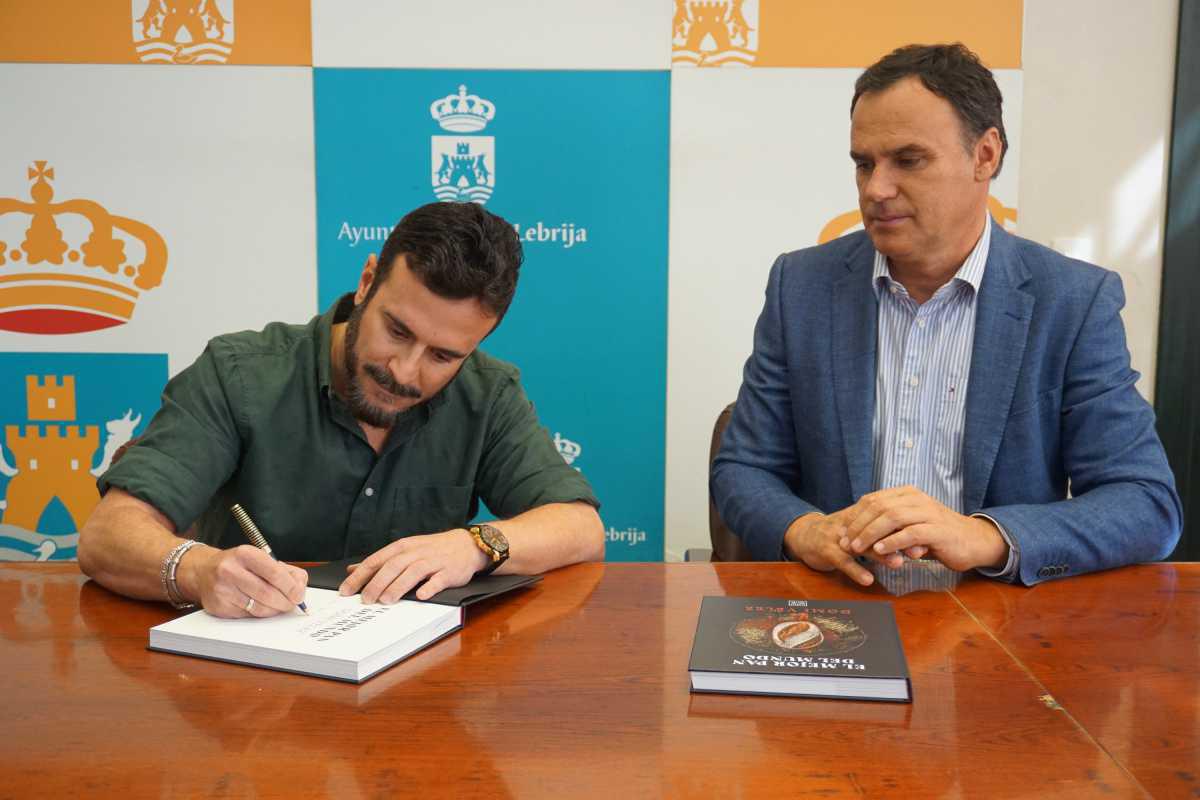 El lebrijano Domi Vélez publica su primer libro “El mejor pan del mundo”
