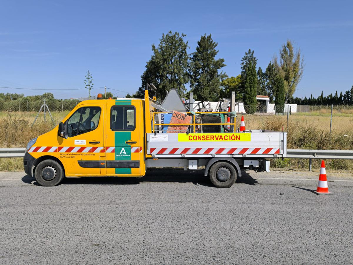 Limpieza de los arcenes y cunetas de la carretera A-8152