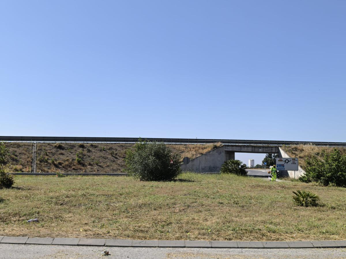 Limpieza de los arcenes y cunetas de la carretera A-8152
