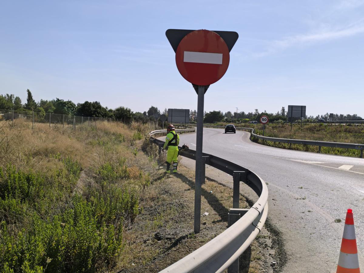 Limpieza de los arcenes y cunetas de la carretera A-8152