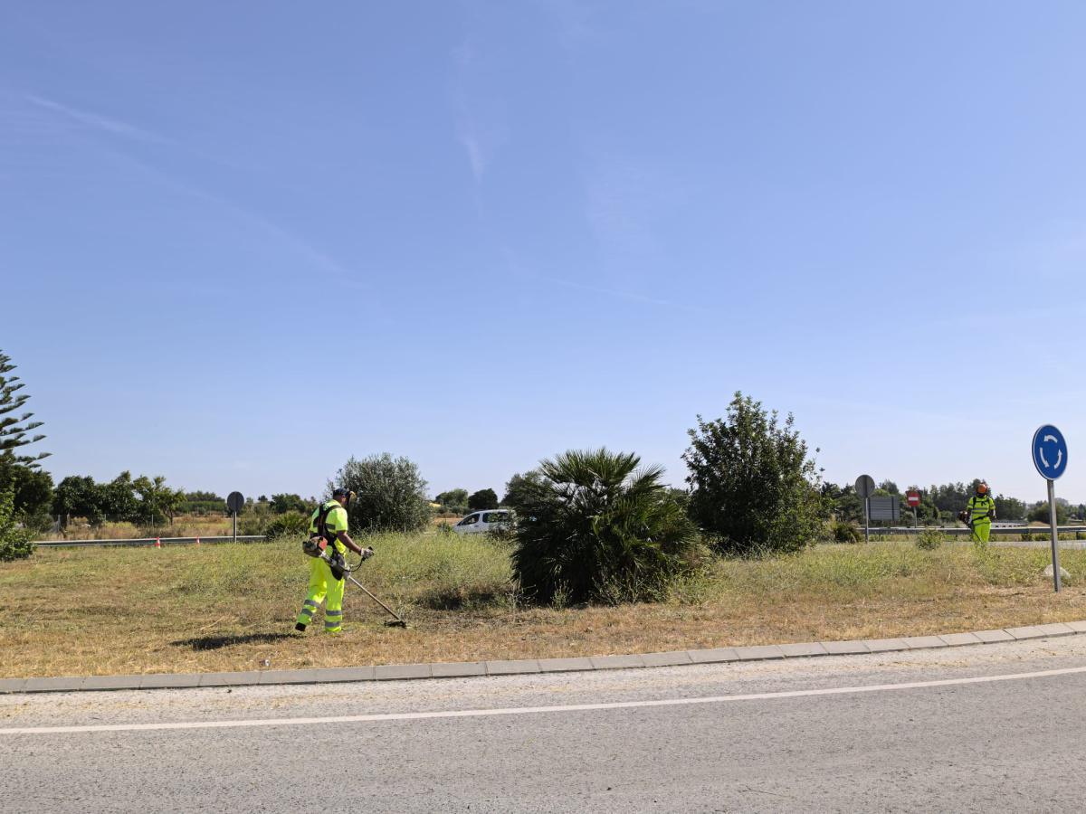 Limpieza de los arcenes y cunetas de la carretera A-8152