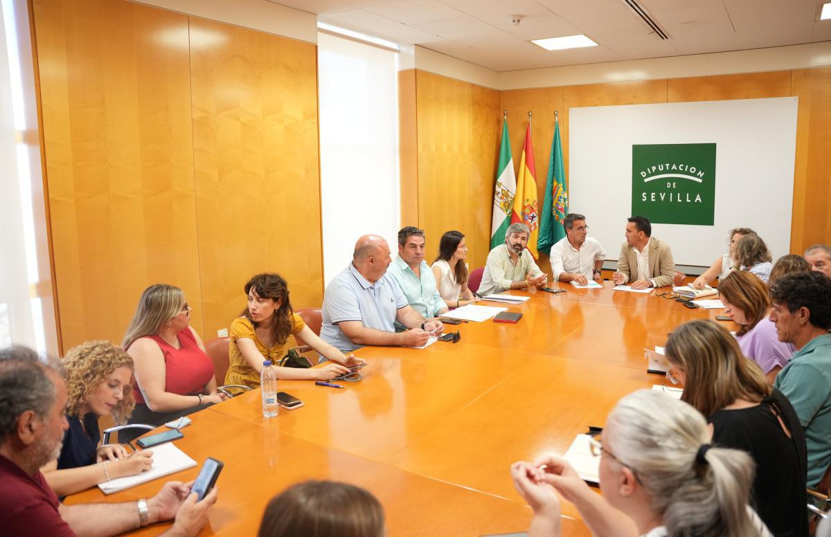 Representantes de 11 municipios firman con la Diputación la solicitud de una reunión urgente a la Junta de Andalucía