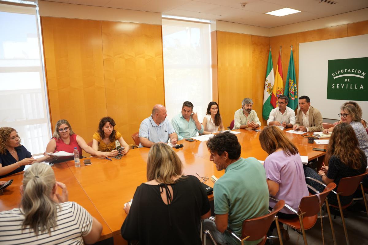 Representantes de 11 municipios firman con la Diputación la solicitud de una reunión urgente a la Junta de Andalucía