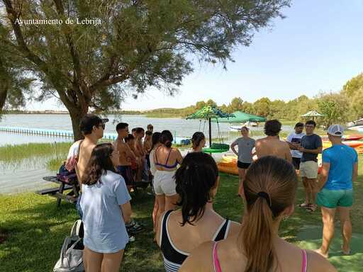 Los jóvenes disfrutan de una jornada de piragüismo en la balsa de Melendo