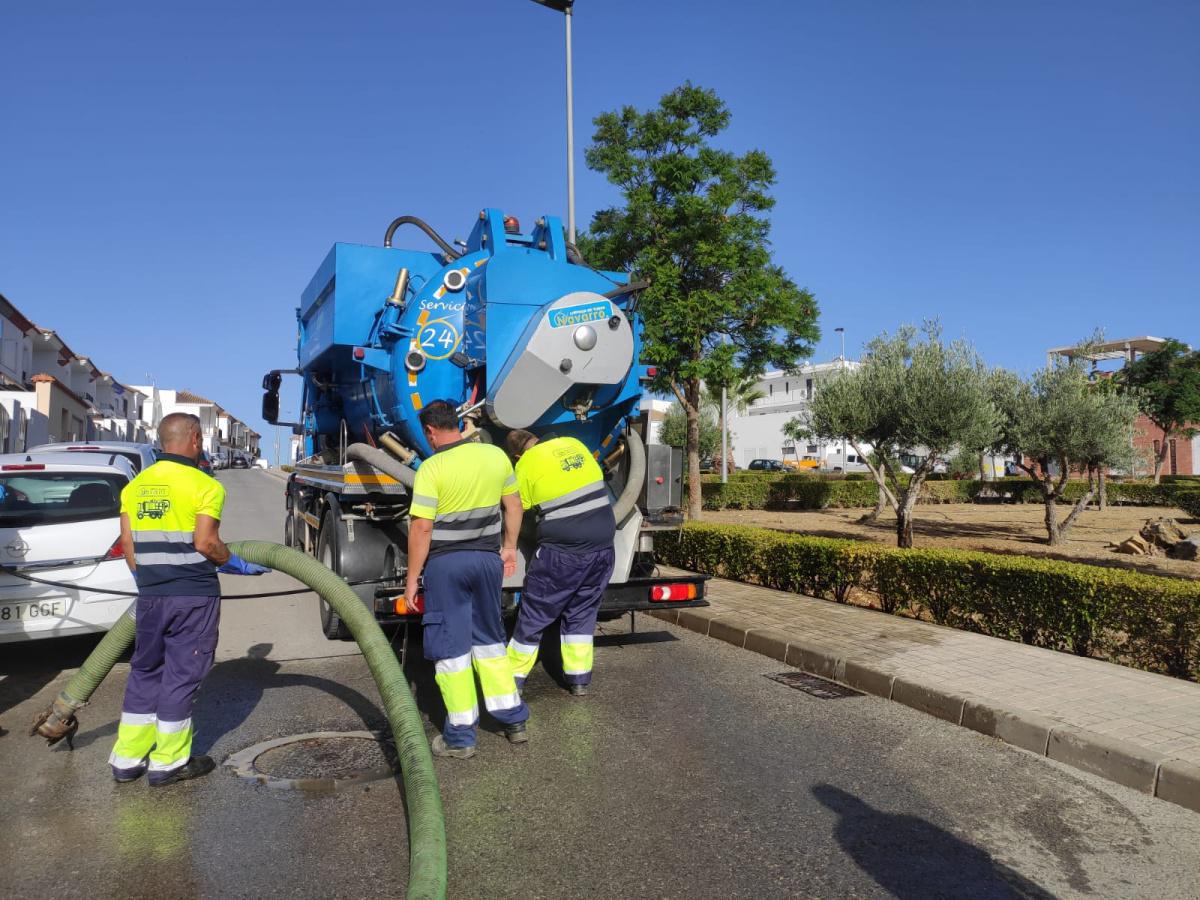 Aguas del Huesna continúa con trabajos de mantenimiento y limpieza de la red de saneamiento de Lebrija